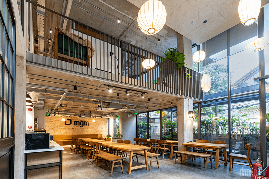 Văn phòng xanh với cây xanh và ánh sáng tự nhiên