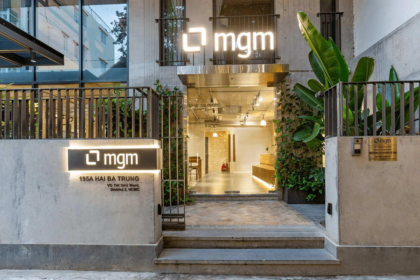 Khu vực bên ngoài văn phòng mgm thiết kế bởi công ty TKXD Bồ Công Anh